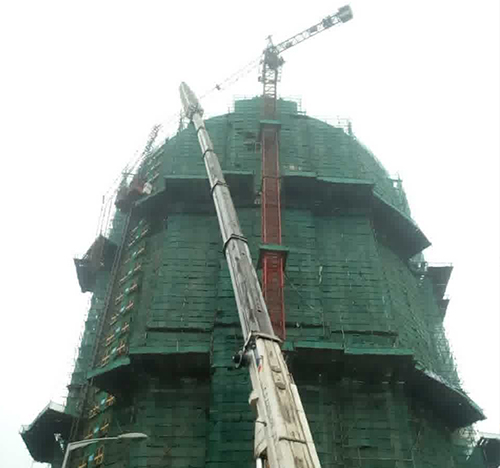 紫金吊车在工地上作业